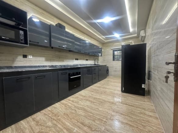 Résidence neuve d'appartements meublés à Fidjrossè Plage 3