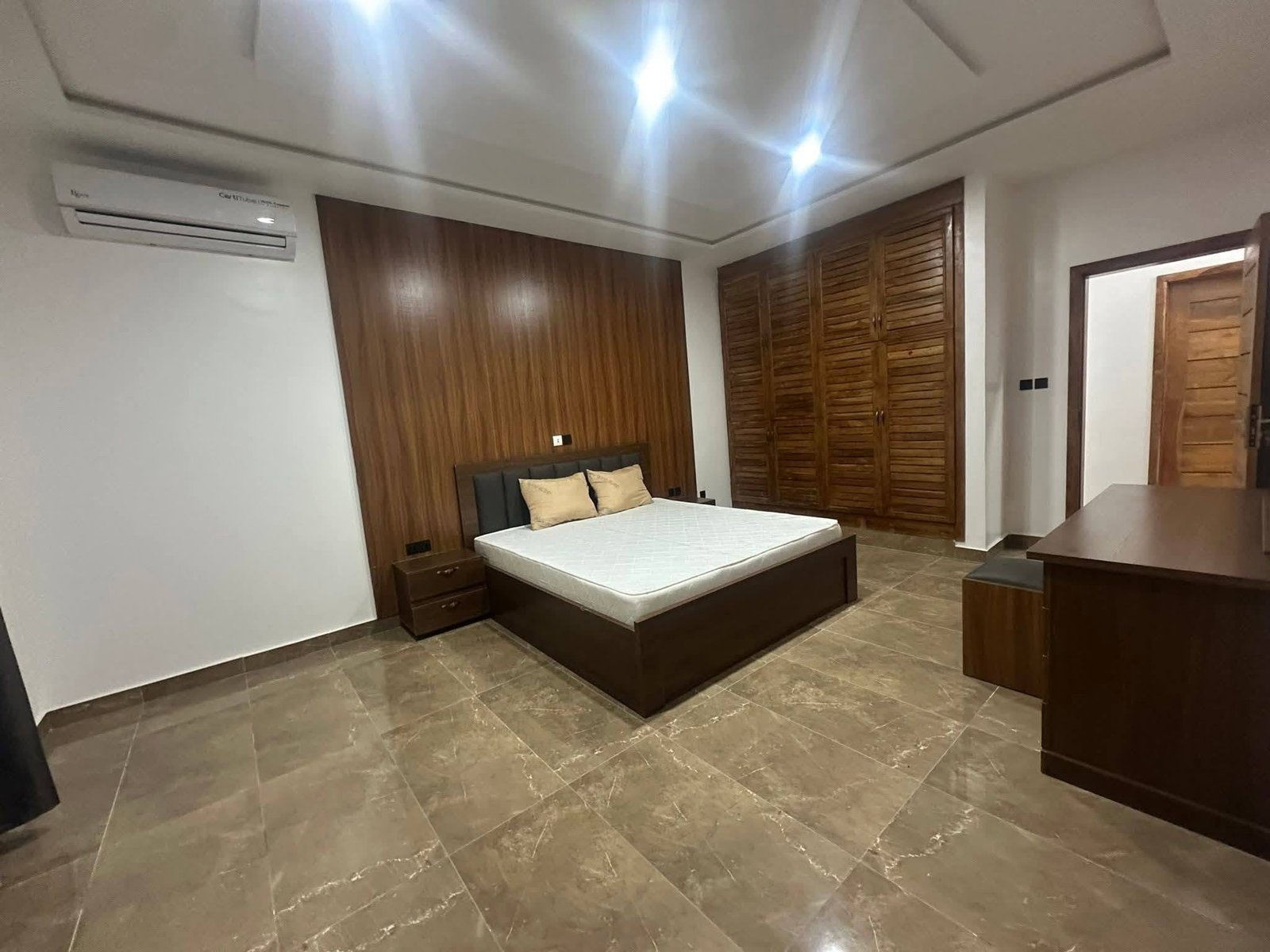 Résidence neuve d'appartements meublés à Fidjrossè Plage 7