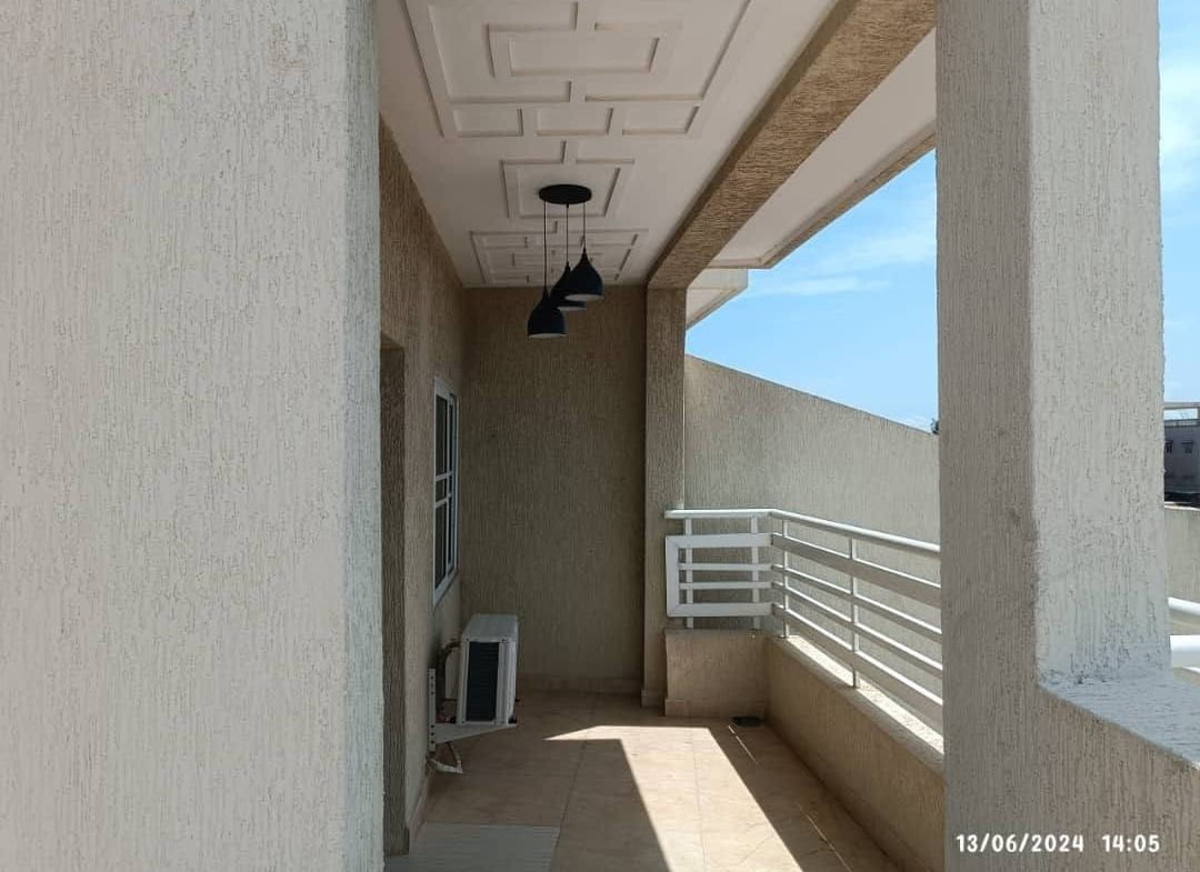 Studio meublé avec terrasse à Fidjrossè Plage 13