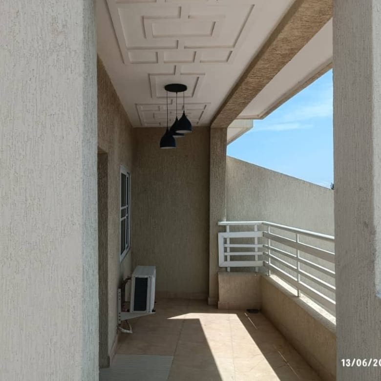 Studio meublé avec terrasse à Fidjrossè Plage 13