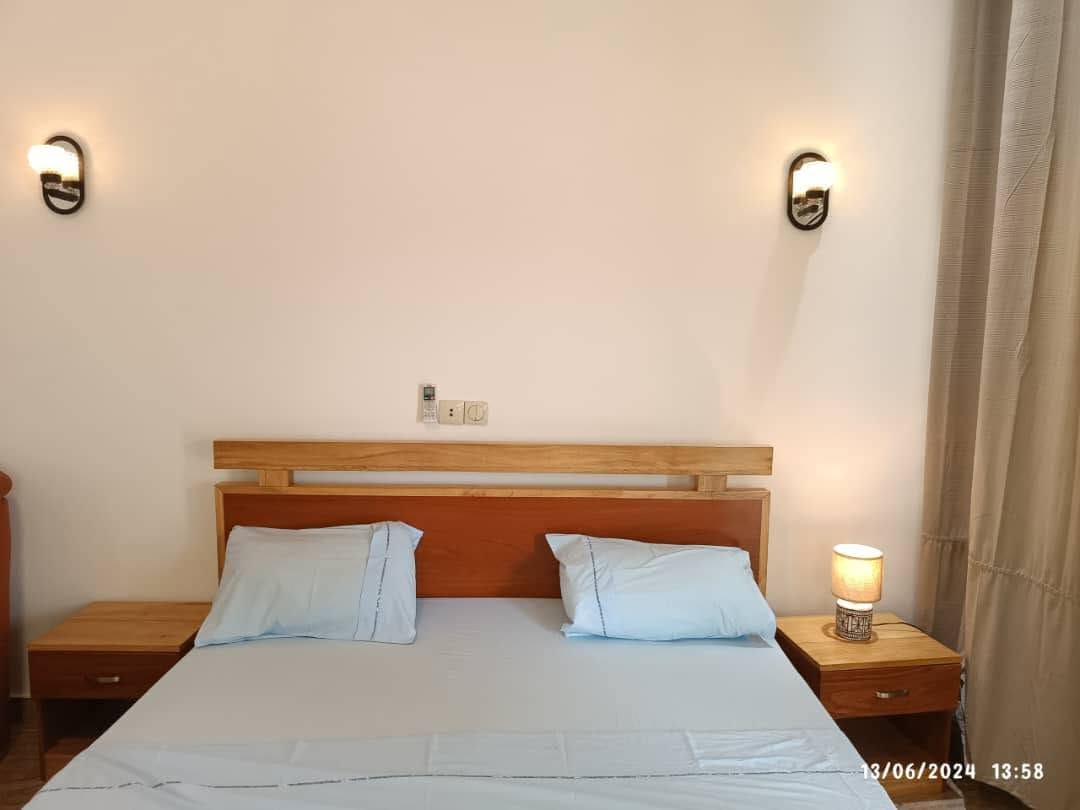 Studio meublé avec terrasse à Fidjrossè Plage 15