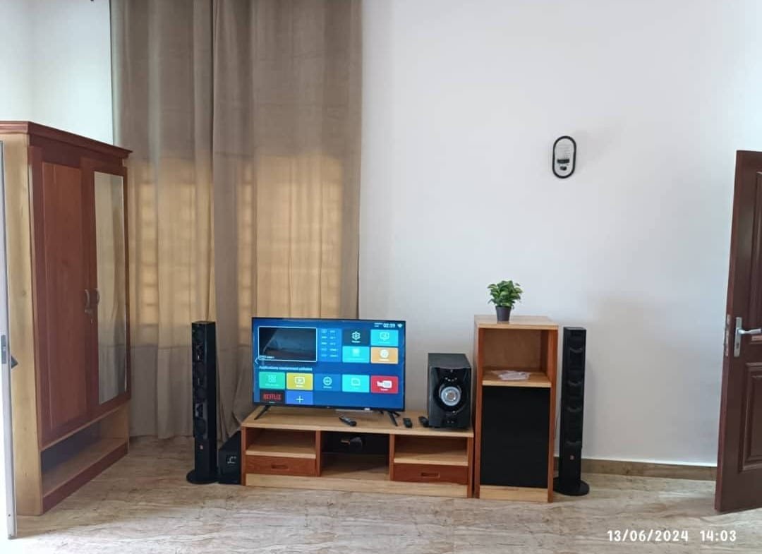 Studio meublé avec terrasse à Fidjrossè Plage 2