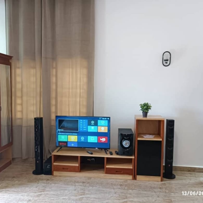 Studio meublé avec terrasse à Fidjrossè Plage 2