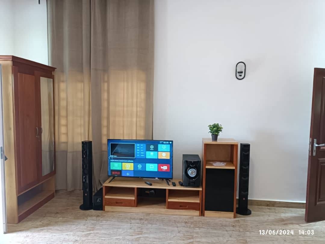 Studio meublé avec terrasse à Fidjrossè Plage 2