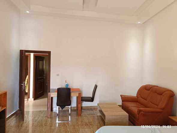 Studio meublé avec terrasse à Fidjrossè Plage 5