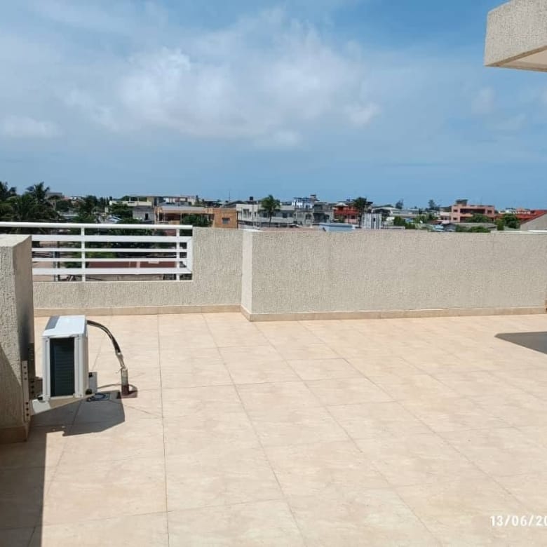 Studio meublé avec terrasse à Fidjrossè Plage 7