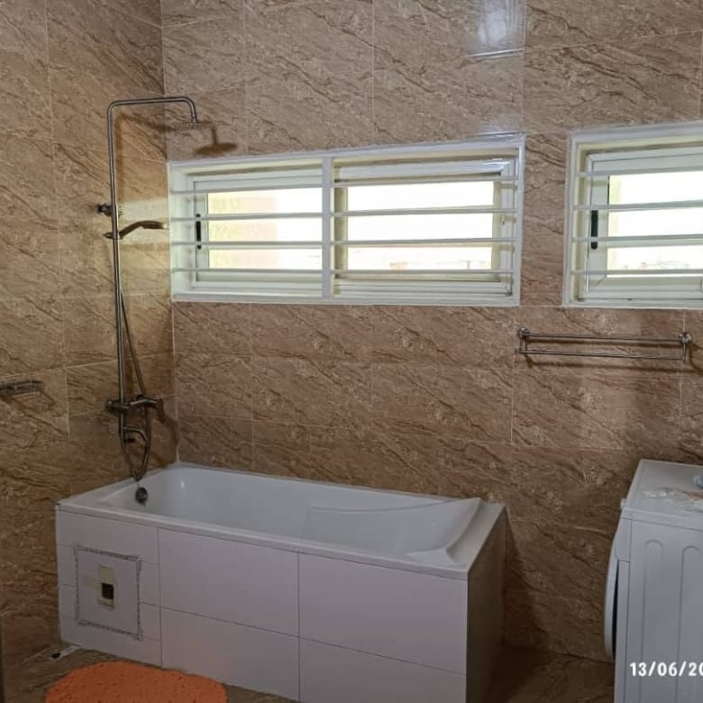 Studio meublé avec terrasse à Fidjrossè Plage 9