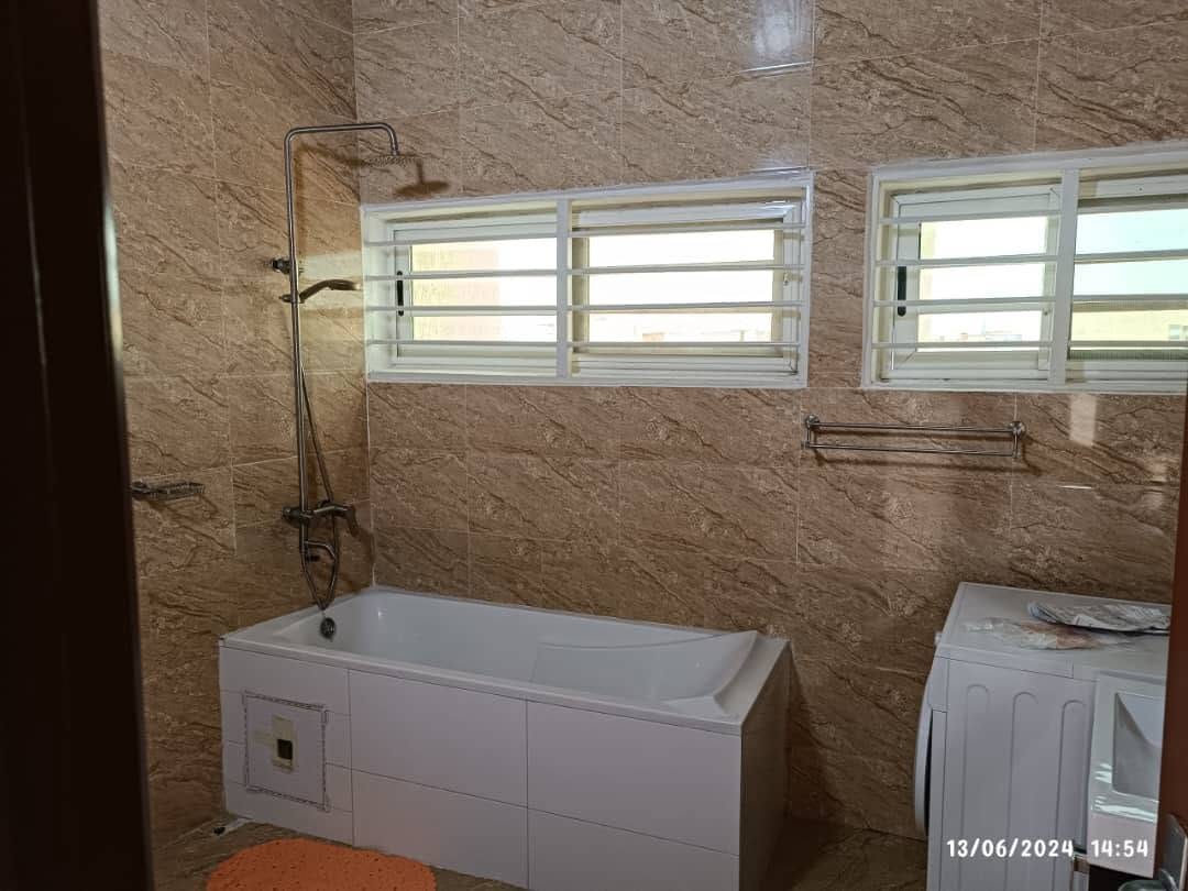 Studio meublé avec terrasse à Fidjrossè Plage 9