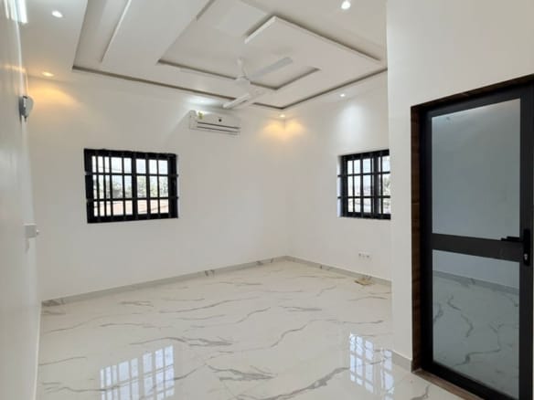 Villa R+2 avec boutique à Calavi Aïtchedji 10