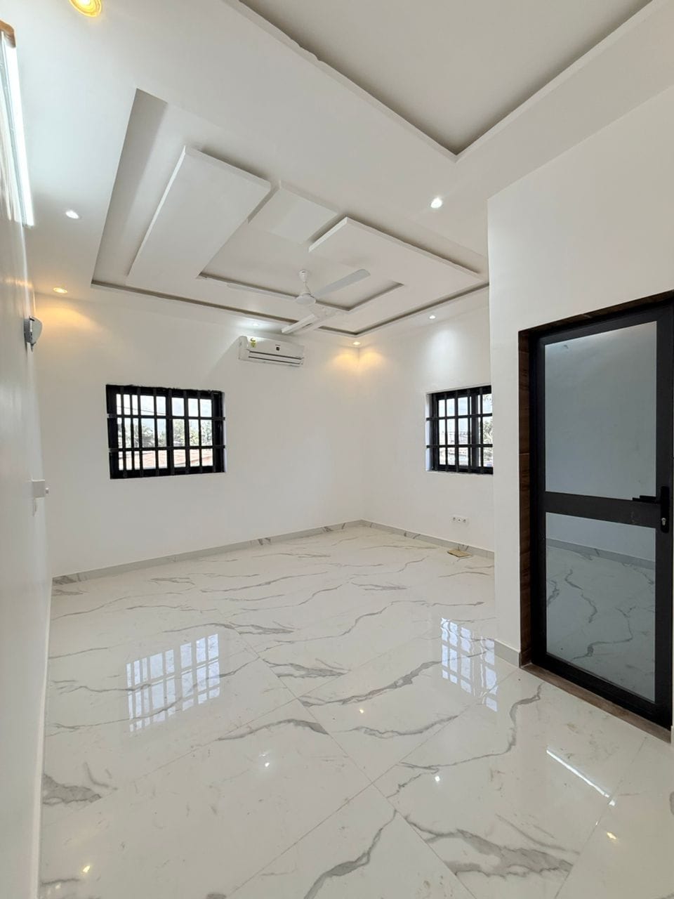 Villa R+2 avec boutique à Calavi Aïtchedji 10