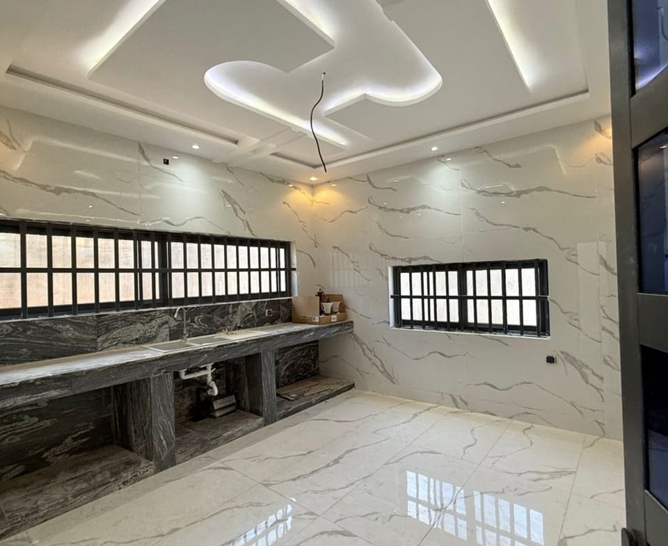 Villa R+2 avec boutique à Calavi Aïtchedji 5