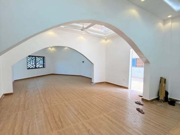 Villa R+2 avec boutique à Calavi Aïtchedji