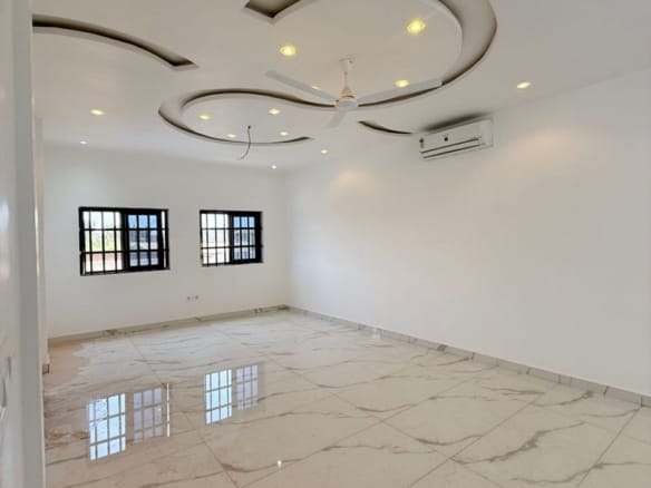 Villa R+2 avec boutique à Calavi Aïtchedji 6