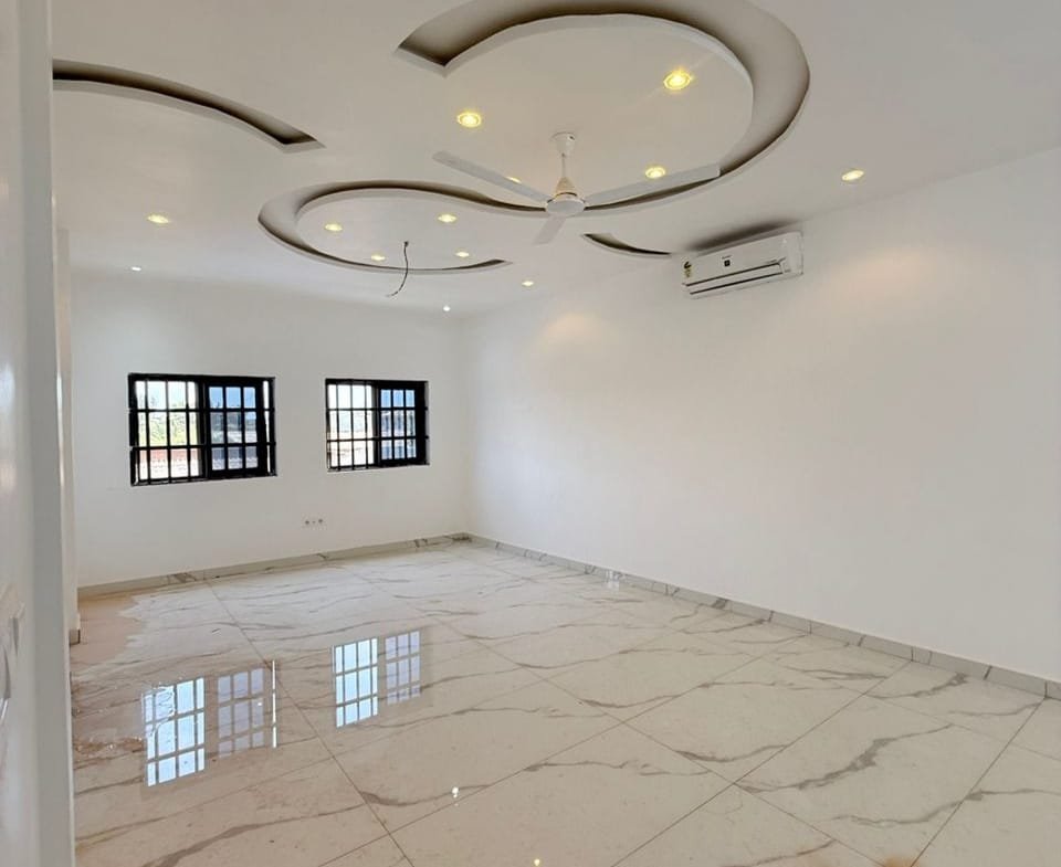 Villa R+2 avec boutique à Calavi Aïtchedji 6