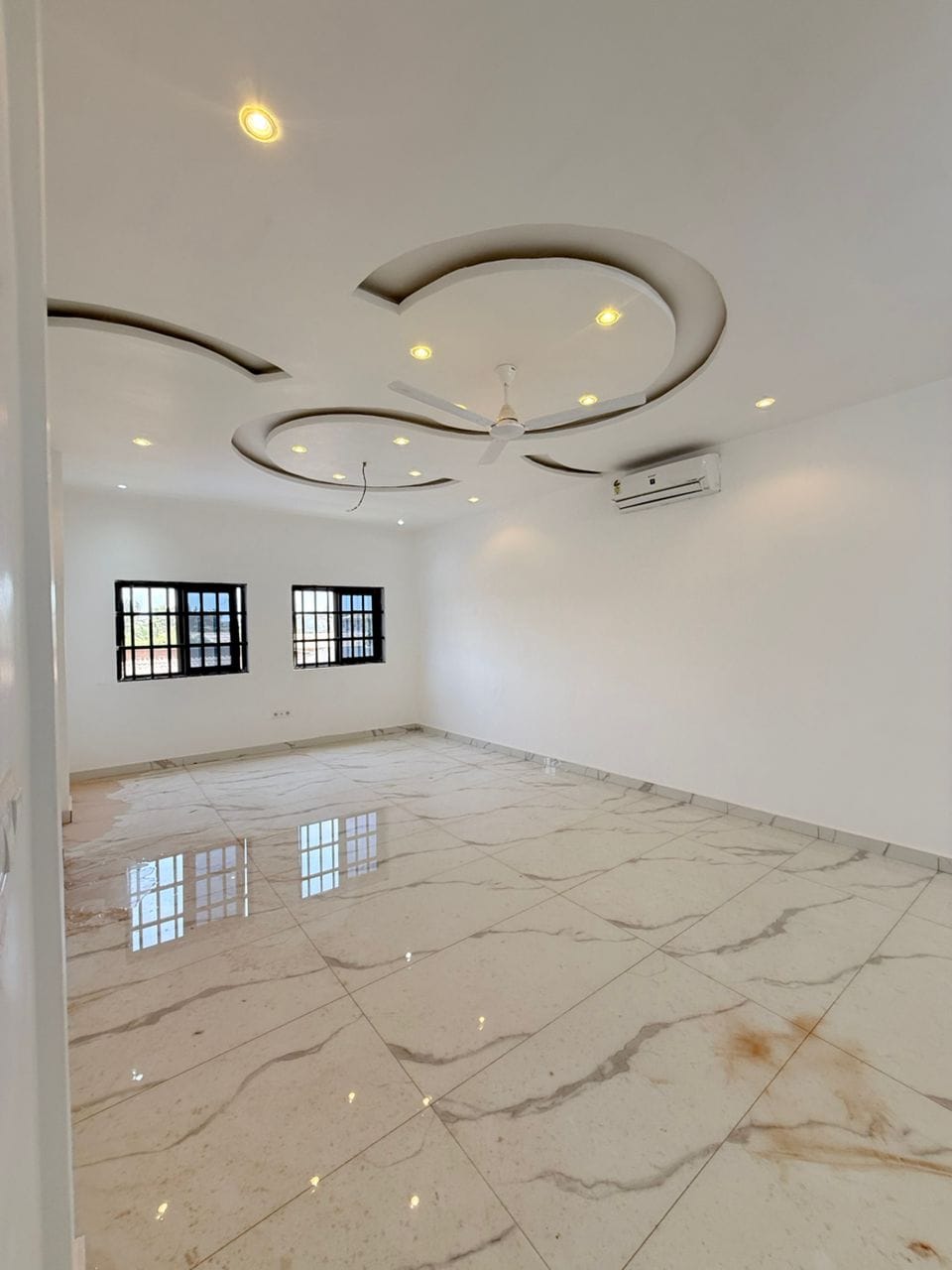 Villa R+2 avec boutique à Calavi Aïtchedji 6