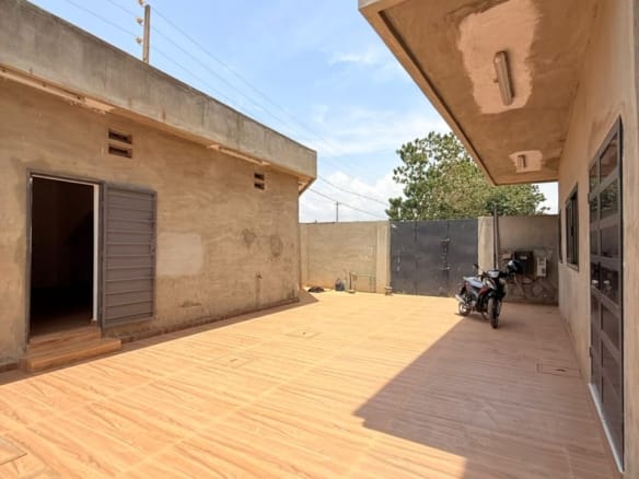 Villa R+2 avec boutique à Calavi Aïtchedji 7