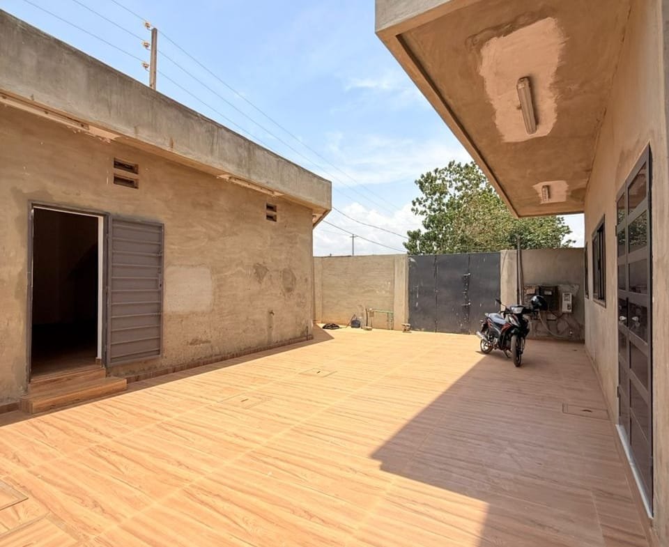 Villa R+2 avec boutique à Calavi Aïtchedji 7