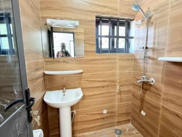 Villa R+2 avec boutique à Calavi Aïtchedji 8