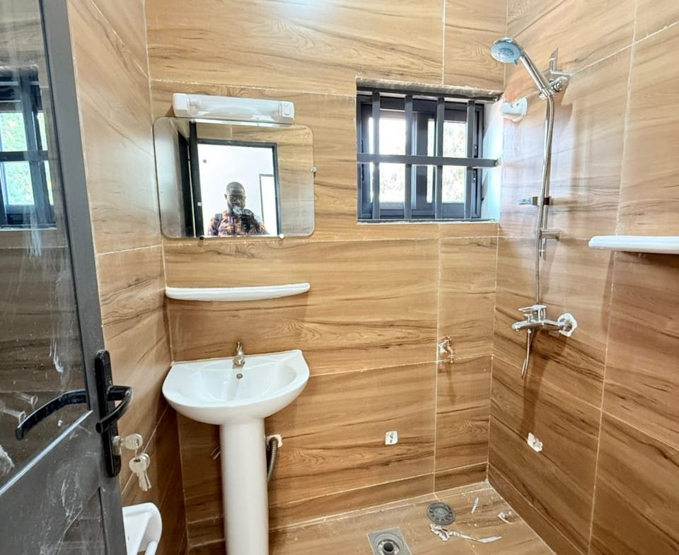 Villa R+2 avec boutique à Calavi Aïtchedji 8
