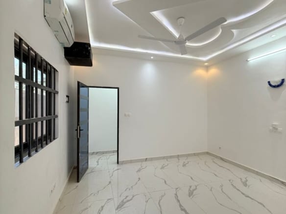 Villa R+2 avec boutique à Calavi Aïtchedji 9