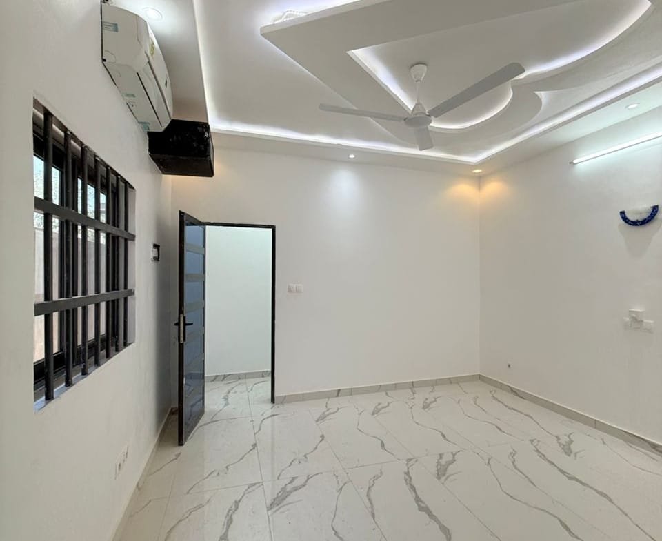 Villa R+2 avec boutique à Calavi Aïtchedji 9