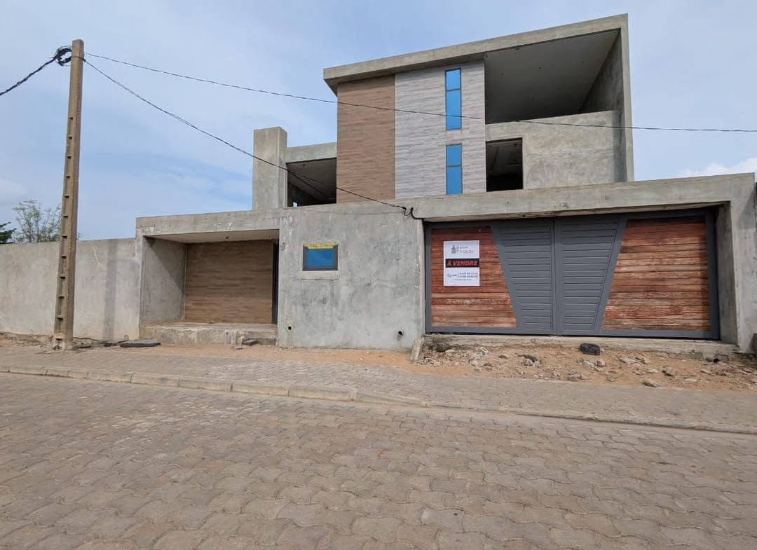 Villa avec grand jardin à Sèmè Podji PK10 Marina