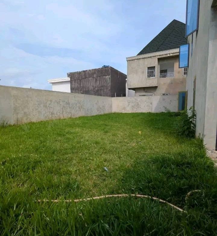 Villa avec grand jardin à Sèmè Podji PK10 Marina 2