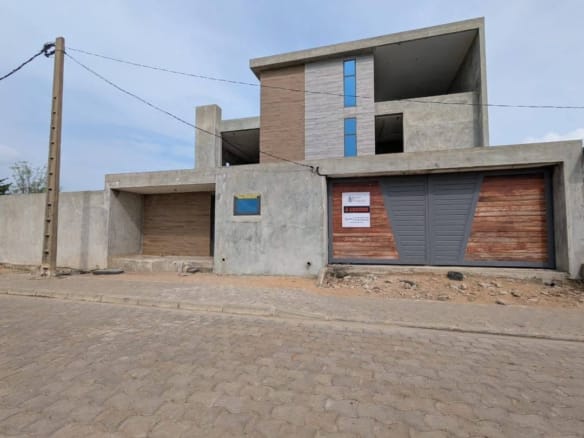 Villa avec grand jardin à Sèmè Podji PK10 Marina