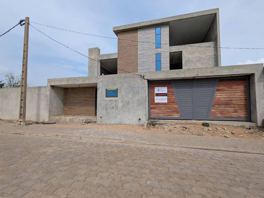 Villa avec grand jardin à Sèmè Podji PK10 Marina