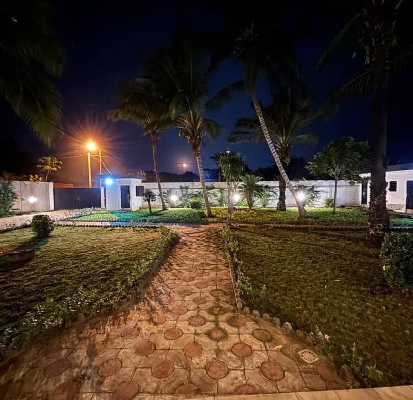 Villa avec grand jardin et terrasse à Ouidah 13