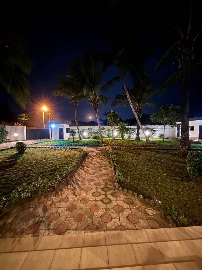 Villa avec grand jardin et terrasse à Ouidah 13