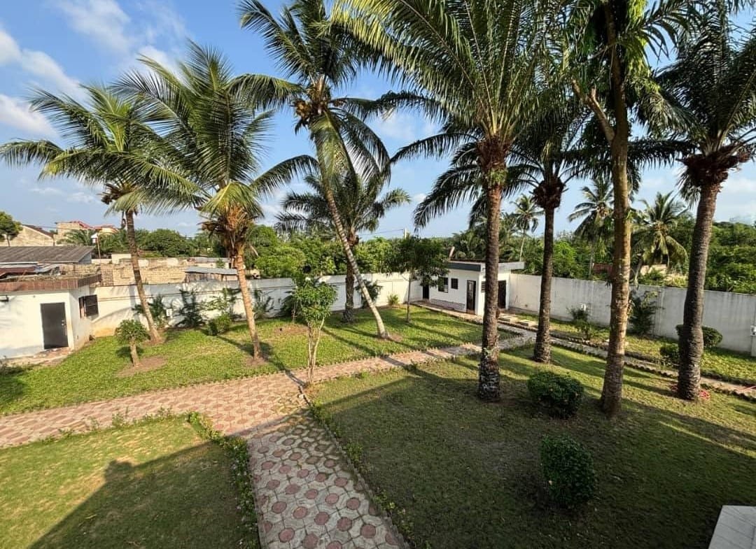Villa avec grand jardin et terrasse à Ouidah 2
