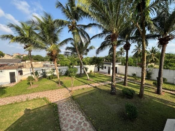 Villa avec grand jardin et terrasse à Ouidah 2
