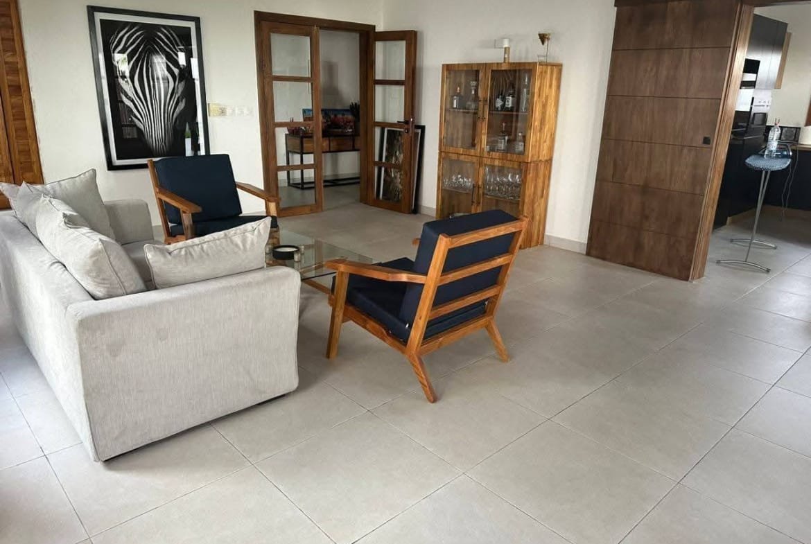 Villa avec jardin et piscine à Fidjrossè Plage 13
