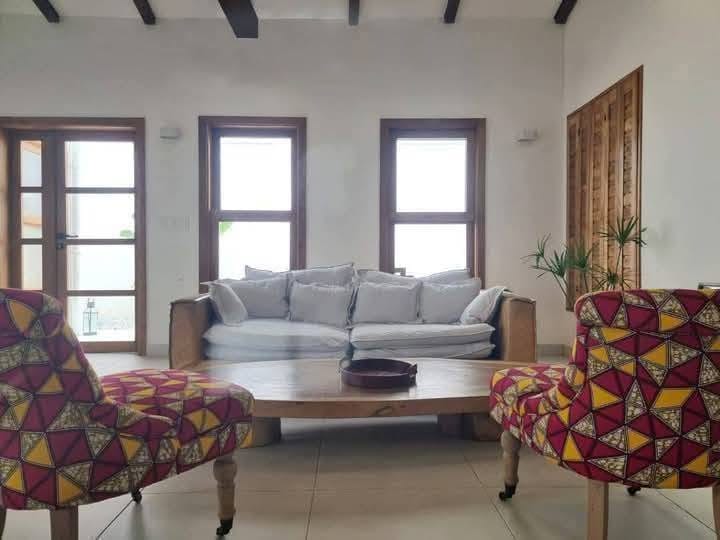Villa avec jardin et piscine à Fidjrossè Plage 14