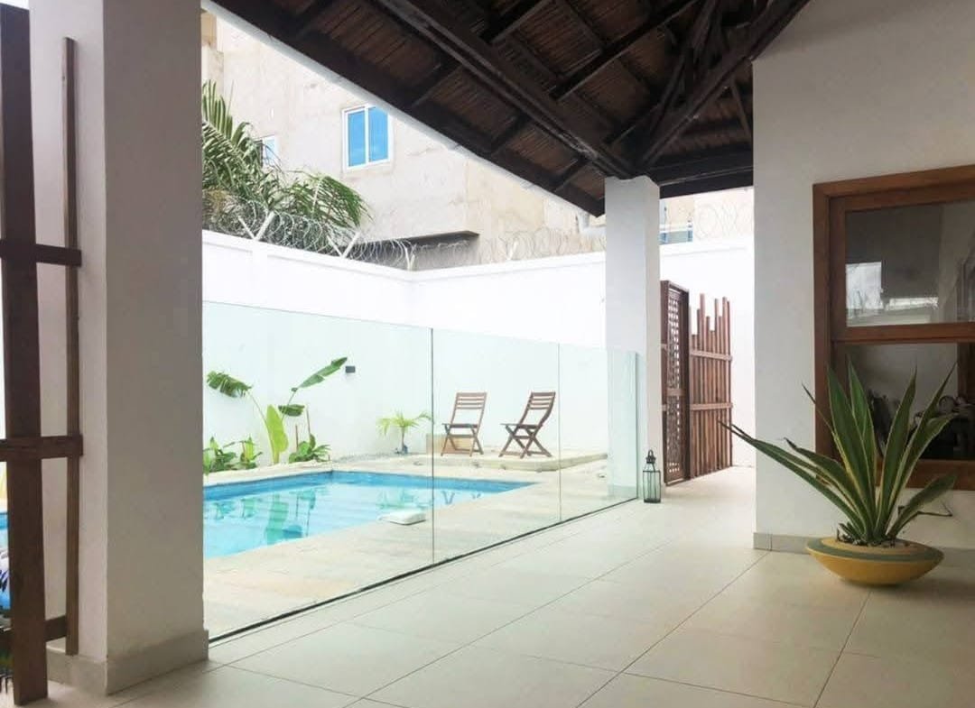 Villa avec jardin et piscine à Fidjrossè Plage 15