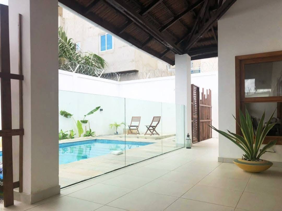 Villa avec jardin et piscine à Fidjrossè Plage 15
