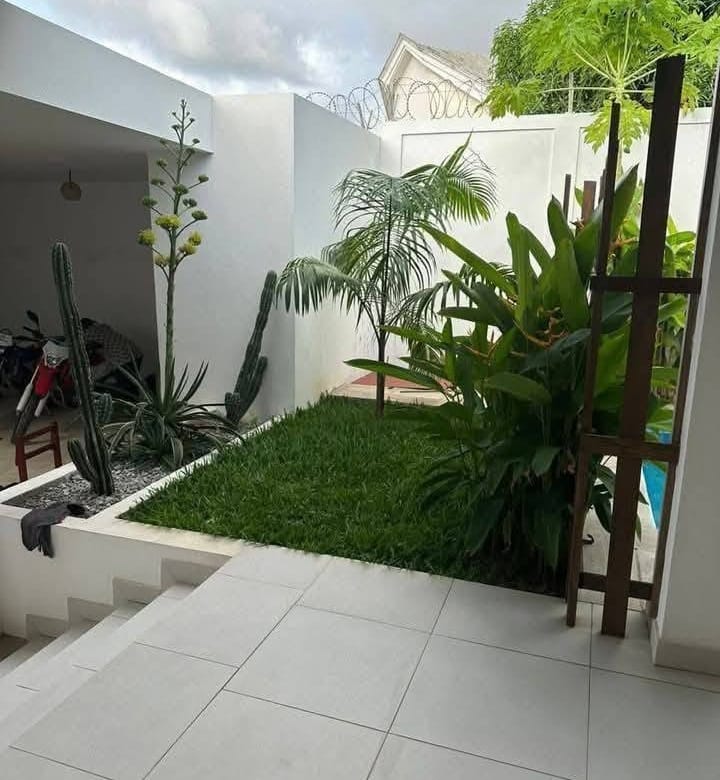 Villa avec jardin et piscine à Fidjrossè Plage 17