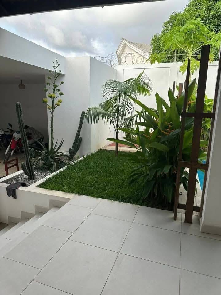 Villa avec jardin et piscine à Fidjrossè Plage 17