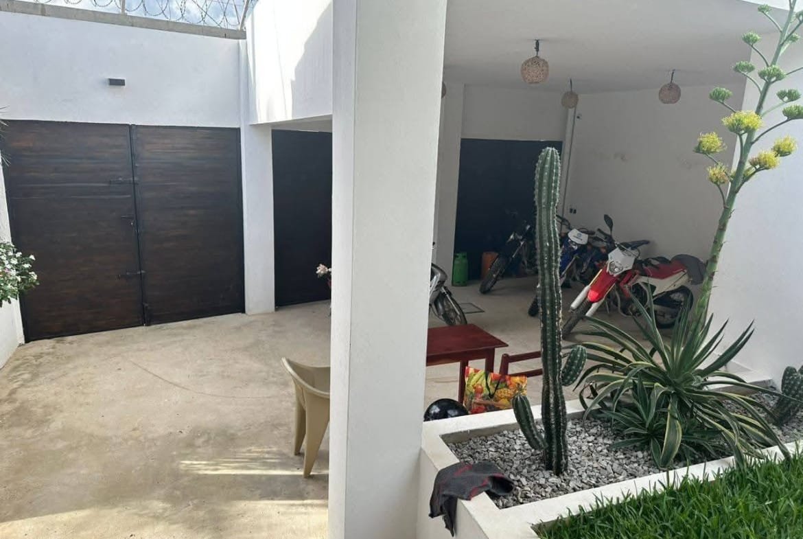 Villa avec jardin et piscine à Fidjrossè Plage 18