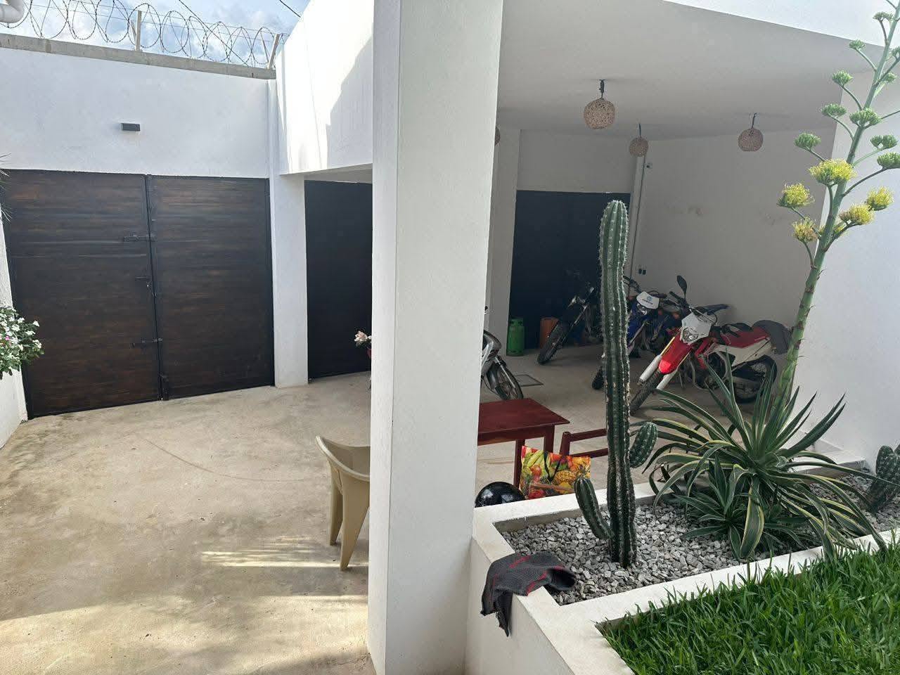 Villa avec jardin et piscine à Fidjrossè Plage 18