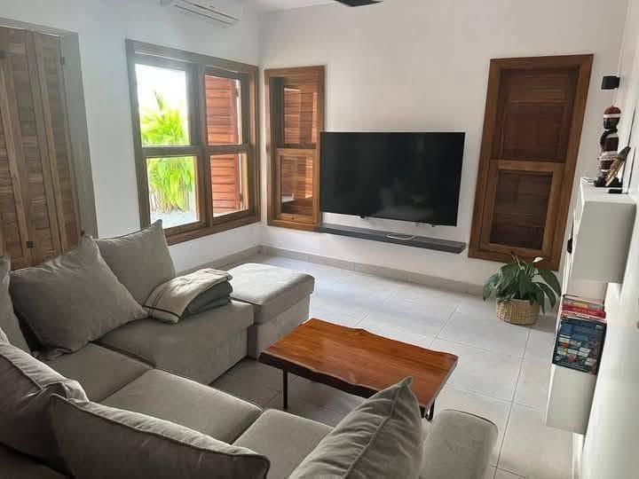 Villa avec jardin et piscine à Fidjrossè Plage 2