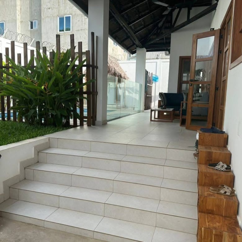 Villa avec jardin et piscine à Fidjrossè Plage 21