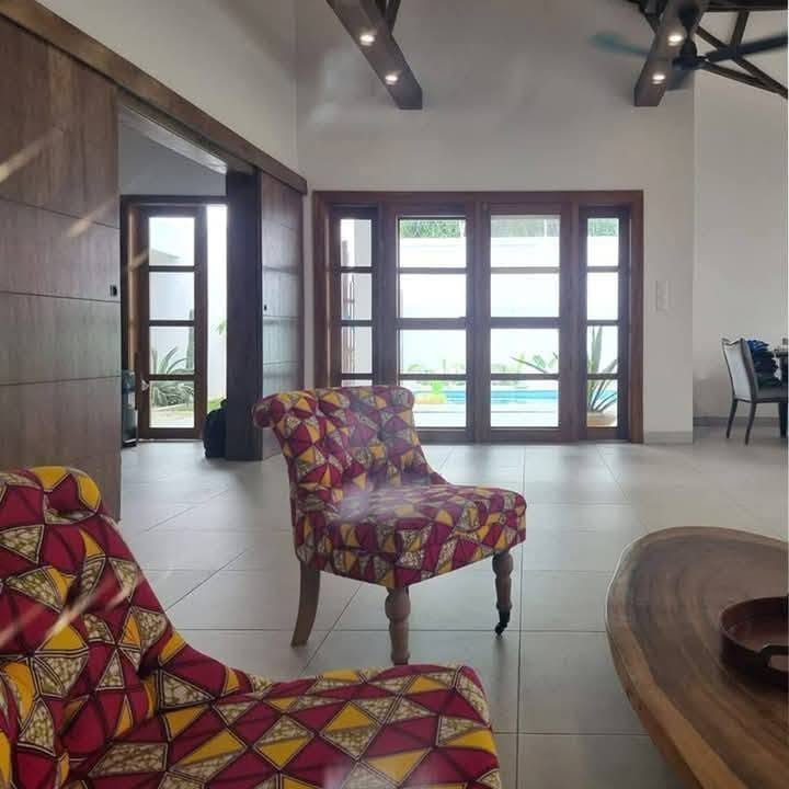 Villa avec jardin et piscine à Fidjrossè Plage 28