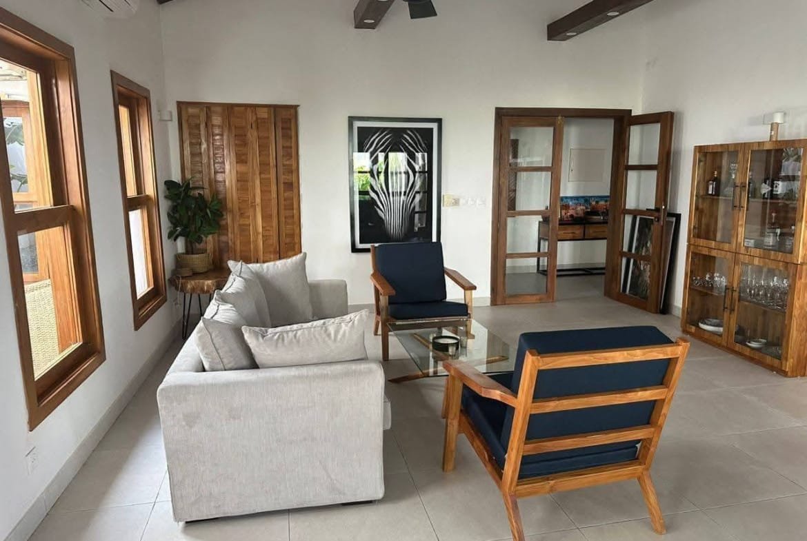 Villa avec jardin et piscine à Fidjrossè Plage 3