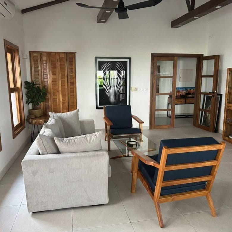 Villa avec jardin et piscine à Fidjrossè Plage 3