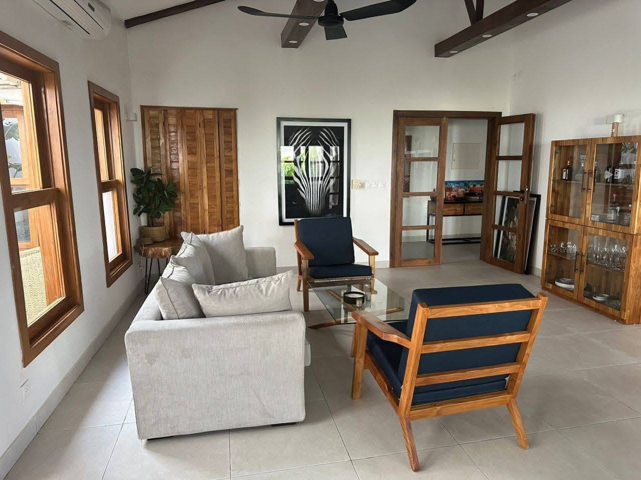 Villa avec jardin et piscine à Fidjrossè Plage 3