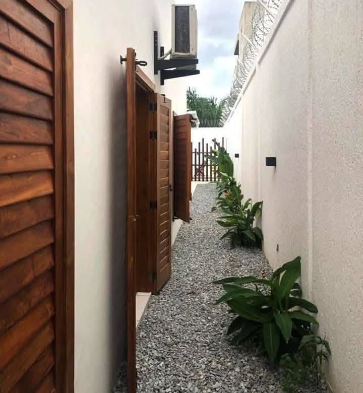 Villa avec jardin et piscine à Fidjrossè Plage 30