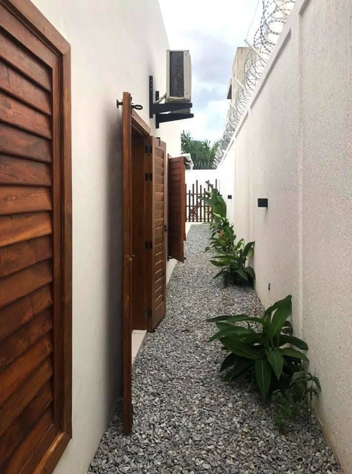 Villa avec jardin et piscine à Fidjrossè Plage 30