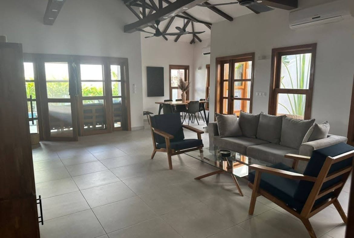 Villa avec jardin et piscine à Fidjrossè Plage 5